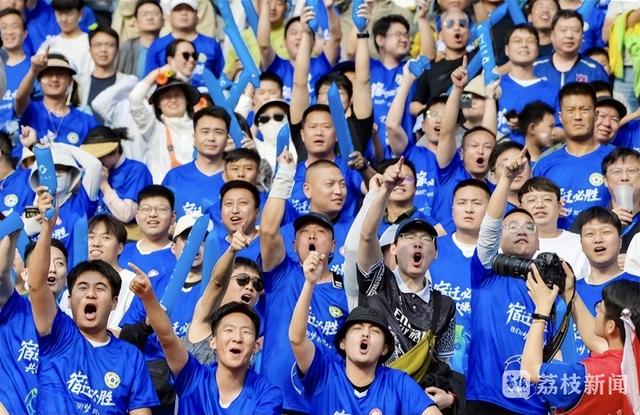 关于精彩足球战报轰动全城，球迷热情高涨的信息